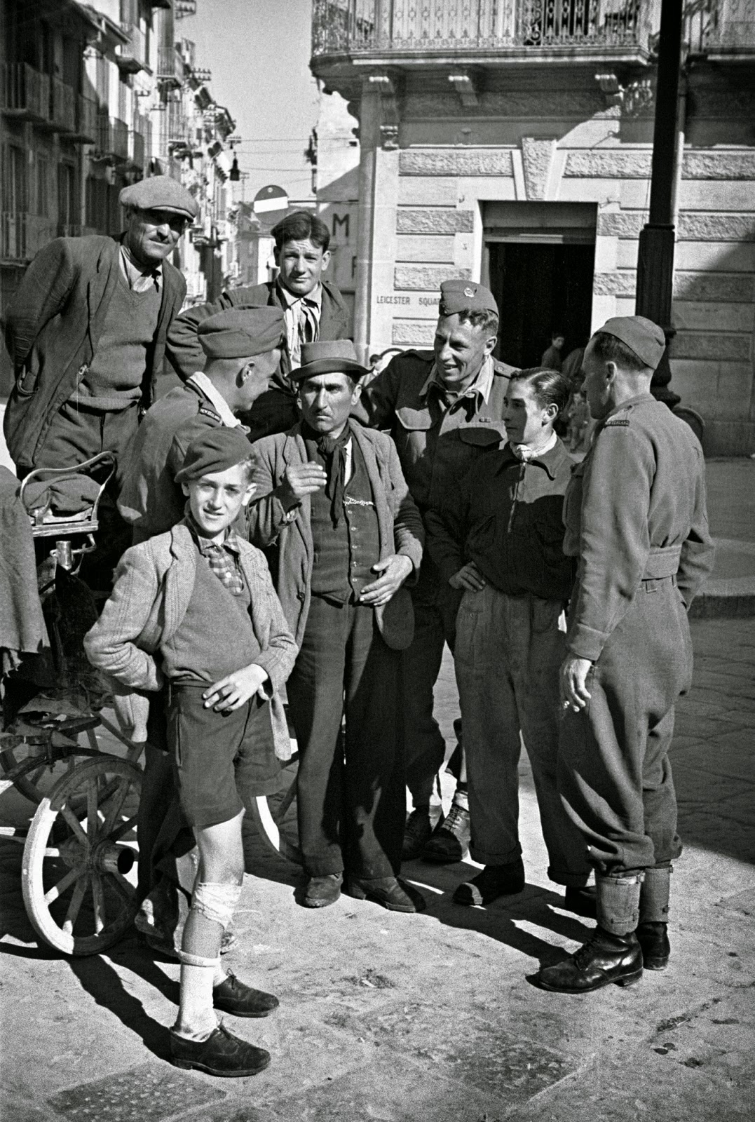 Foto in bianco e nero della vita quotidiana a Campobasso, Italia, nel 1944 _ Ricordi d'Italia