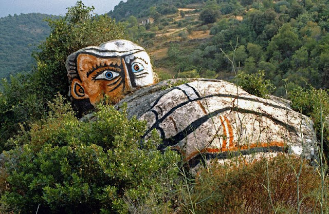 Immagini fantastiche che mostrano i murales di strada di Orgosolo, Italia nel 1987 _ Ricordi d'Italia