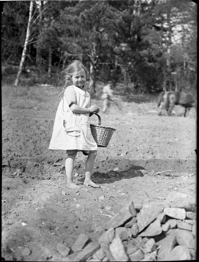 Das waren alte Barfuß-Tage – schöne Vintage-Fotos beweisen, dass das Leben von Kindern früher so glücklich war