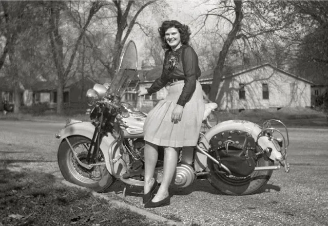 40 erstaunliche Vintage-Fotografien von Menschen, die mit ihren Motorrädern posieren