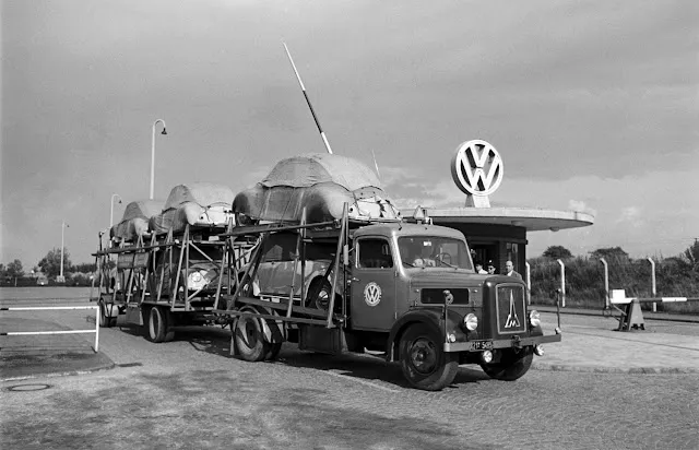 23 erstaunliche Schwarz-Weiß-Fotografien, aufgenommen im Volkswagen-Stammwerk in Wolfsburg, Deutschland im Jahr 1951