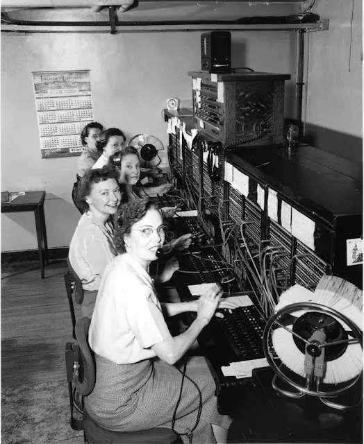 28 erstaunliche Vintage-Fotografien, die Telefonzentralenmitarbeiter bei der Arbeit aus der Vergangenheit einfangen