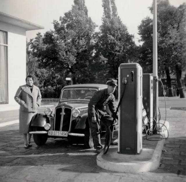 Vintage-Fundfotos von Tankstellen aus den 1920er- und 60er-Jahren