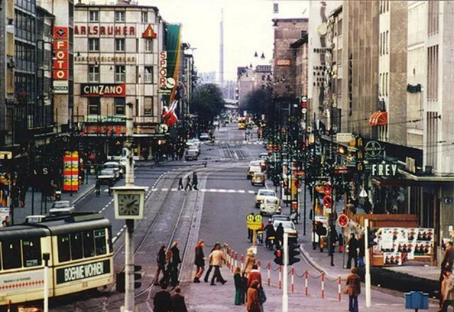 33 Farbfotos, die Straßenszenen von Mannheim, Deutschland in den 1970er Jahren einfangen