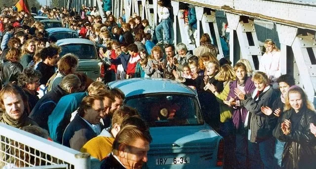 Bilder des epischen Verkehrsstaus in Berlin im November 1989