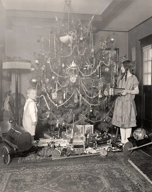 Entzückende Vintage-Fotos zeigen, wie Kinder vor mehr als 100 Jahren Weihnachten gefeiert haben