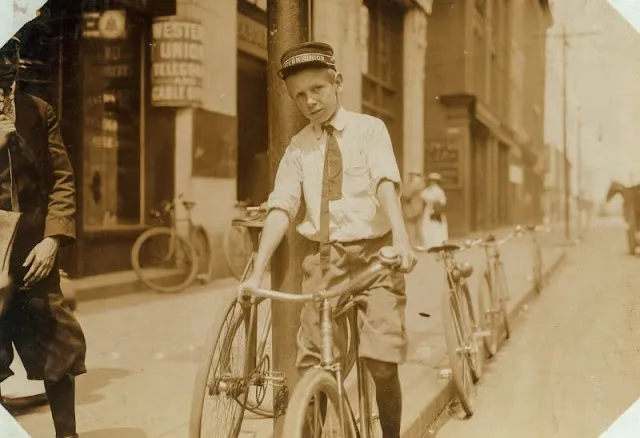 Faszinierende Fotos von jugendlichen Fahrradboten aus den frühen 1900er Jahren