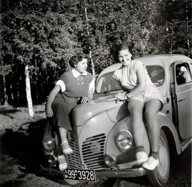 40 Vintage Fotos von Menschen, die in den 1950er Jahren mit Ford Taunus Automobilen posieren