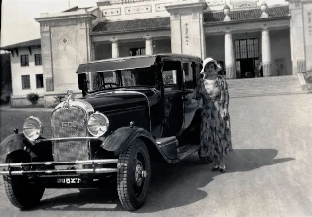 Erstaunliche Fotos zeigen modische Damen, die sich in den 1930er Jahren mit ihren Autos posieren