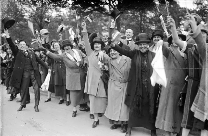 Schwarz-weiß Fotos von den Berliner Straßen in den frühen Jahren des 20. Jahrhunderts