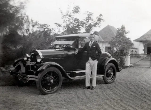 Wundervolle Schwarz-Weiß-Fotos von Männern, die in den frühen 1900er Jahren neben ihren Autos posieren