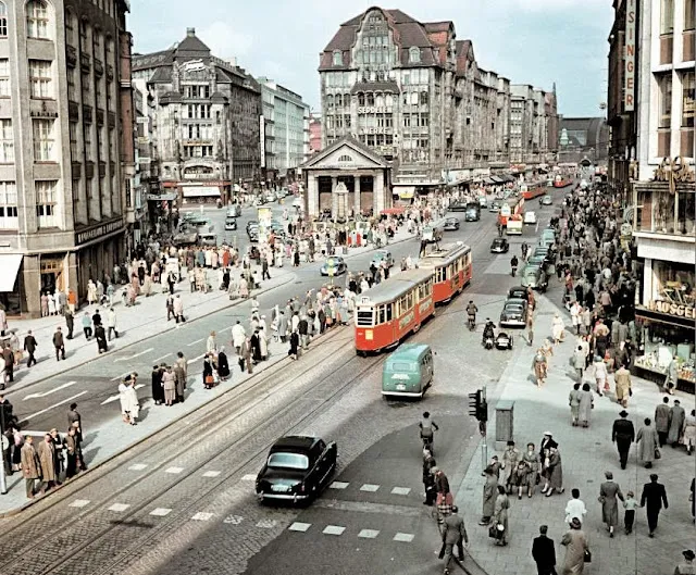 Seltene und erstaunliche Farbfotografien zeigen das Alltagsleben in Deutschland nach dem Krieg, aus den 1950er und 1960er Jahren