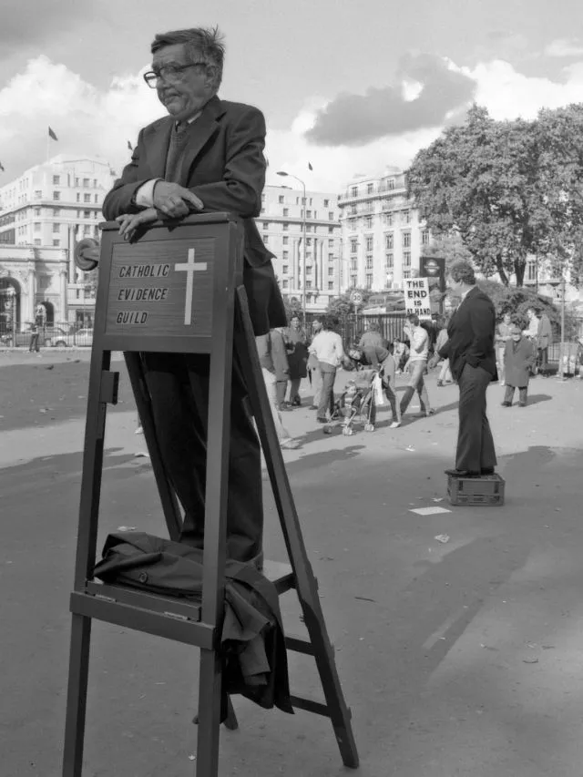 30 Indelible Monochrome Photographs Immortalize London Street Scenes in 1981