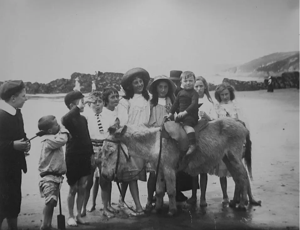 35 Incredible Vintage Photographs That Capture Everyday Life in Plymouth From the Early 20th Century