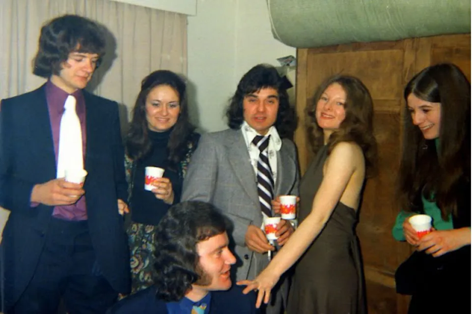 40 Intimate Photos Capture Young People of the UK at Home Parties in the Early 1970s