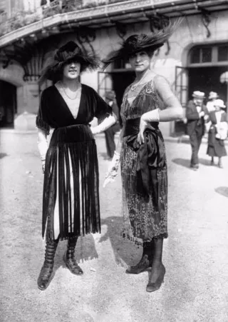 Photos de la Haute Couture Parisienne au Hippodrome de Longchamp au Début des Années 1900 _ FRNAN