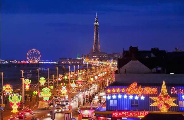 Wonderful Color Photographs Show the Heyday of Blackpool Beach in the 1950s