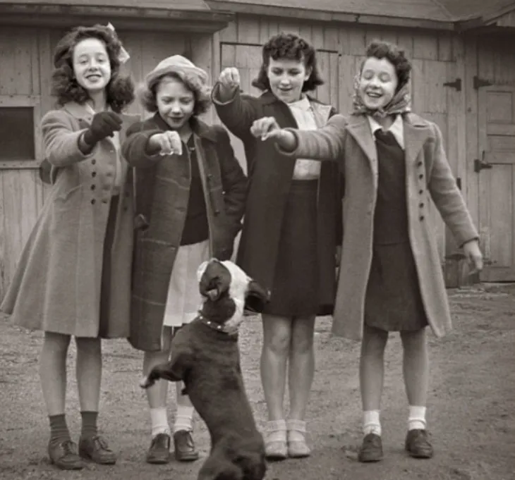 Before the Internet: 29 Lovely Black and White Shots Capture Everyday Life of Children in the Past