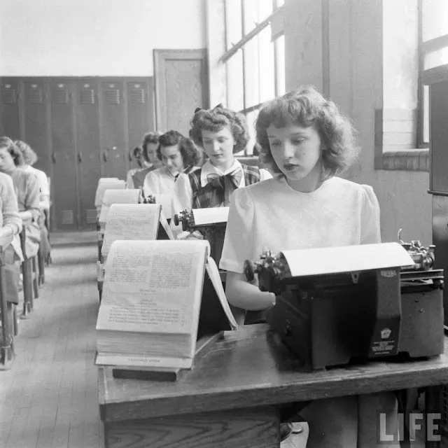 30 Vintage Photographs Capture Scenes of High School Typing Classes From Between the 1950s and 1970s