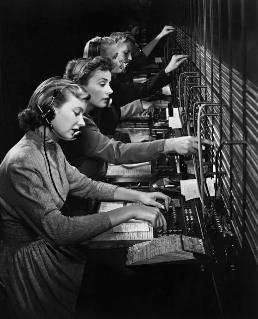 29 Amazing Vintage Photographs That Capture Telephone Switchboard Operators at Work from the Past