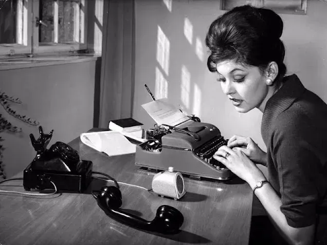 Before Computer: Vintage Photos of People From the Past With Their Typewriters