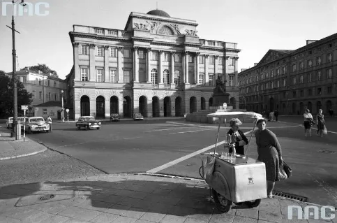 Warszawa sprzed dekad na wystawie Trakt. Fotografie Zbyszka Siemaszki z Narodowego Archiwum Cyfrowego