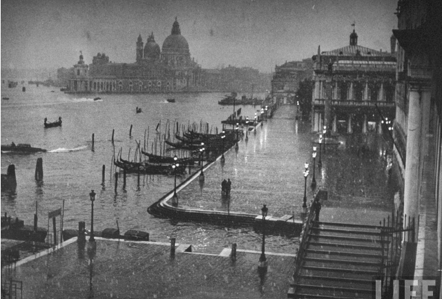 Una giornata piovosa a Venezia, dicembre 1952