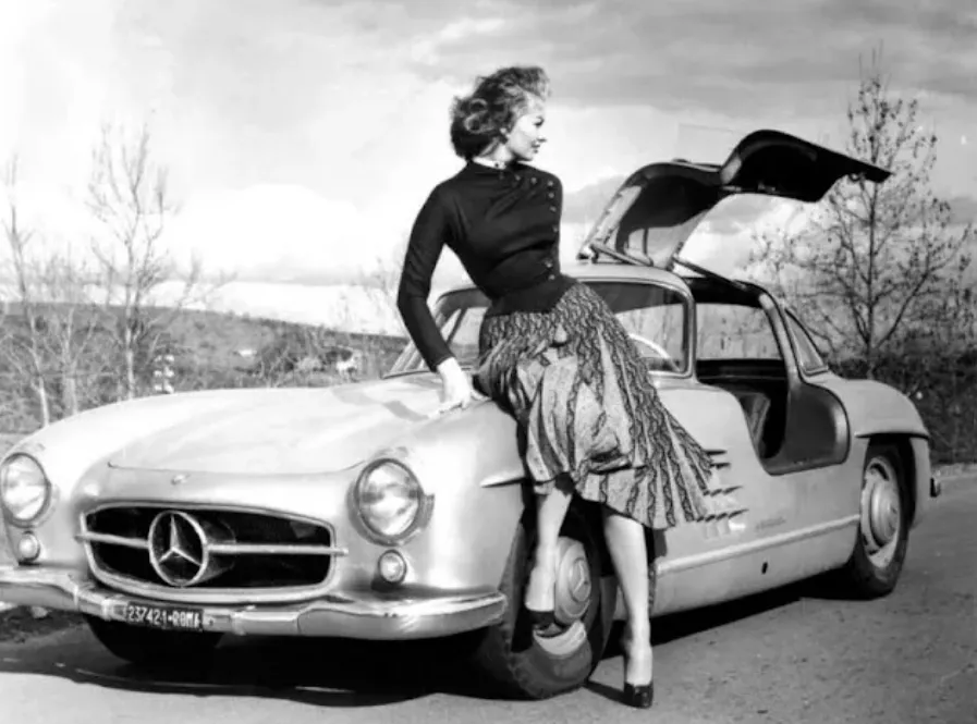 Foto d'epoca di Sophia Loren con la sua SL300 Gullwing del 1955