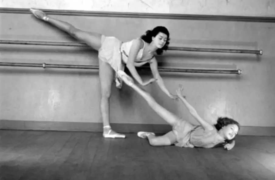 Photographies anciennes de Brigitte Bardot, 12 ans, dans la classe de ballet de Mme Bourgat, Paris en 1946