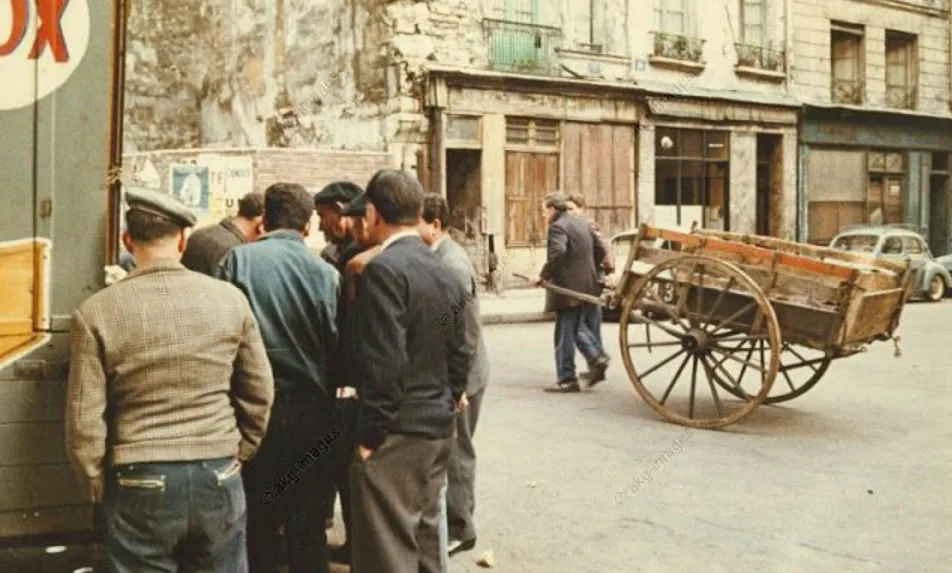 28 superbes photographies couleur qui capturent la vie quotidienne de Paris dans les années 1950