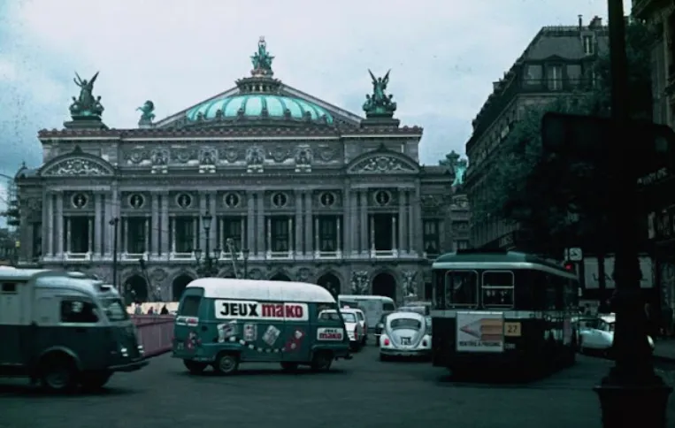 17 clichés granuleux de Paris en 1970 pris par un touriste russe