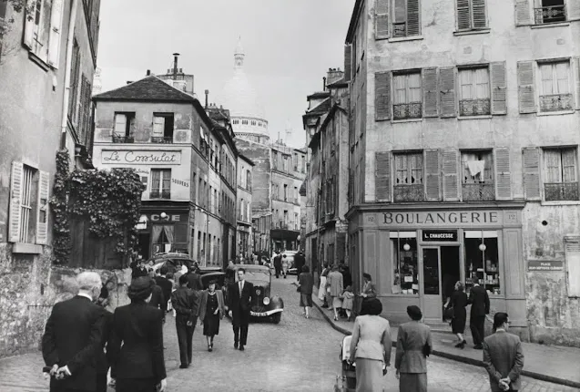 50 Photographies en Noir et Blanc Fascinantes Captent les Scènes de Rue de Paris dans les Années 1950