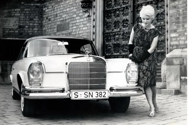 47 photos retrouvées capturent des dames élégantes posant avec des automobiles dans les années 1960