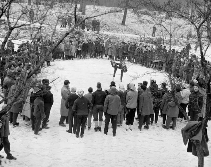 Photographies d'époque de personnes s'amusant au Bois de Boulogne pendant l'hiver de 1956