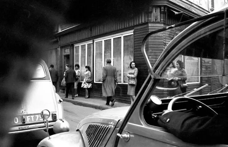 28 Photographies Prises sur le Vif Capturant des Prostituées dans le Quartier de Saint-Denis à Paris en 1960