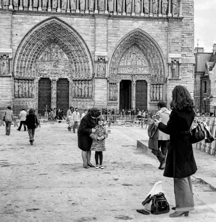 45 photos fascinantes en noir et blanc capturent des scènes de rue de Paris au début des années 1970