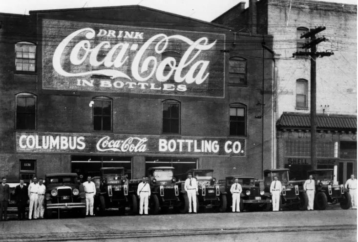 Photos d'Époque des Camions de Livraison de Coca-Cola Entre les Années 1900 et 1950