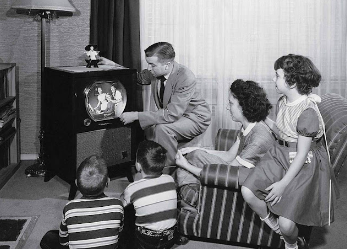 Before the Internet – 25 Vintage Photos Show Children Watching TV in the Past