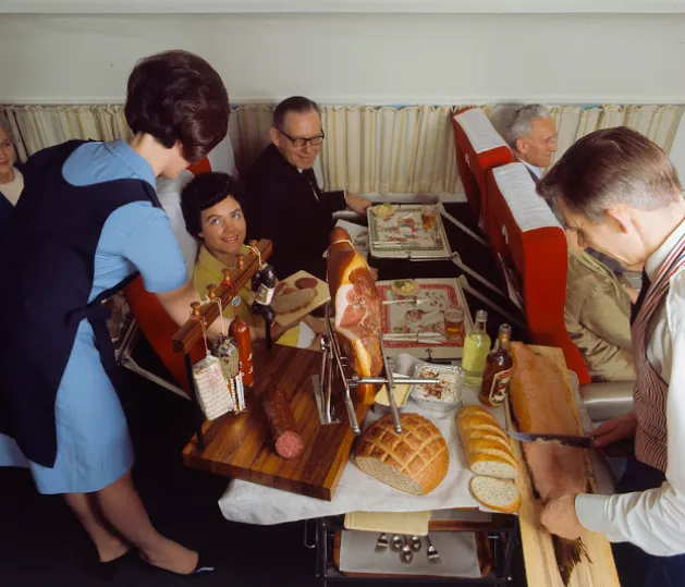 When Airplane Food Was First Class: A Mouthwatering Look at What In-Flight Meals Used to Be Like in the Golden Age of Flying _ USStories