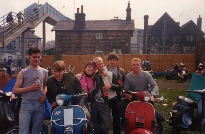 27 Fascinating Snapshots Capture Young Scooters on the Streets of England in the 1980s _ Oldeng