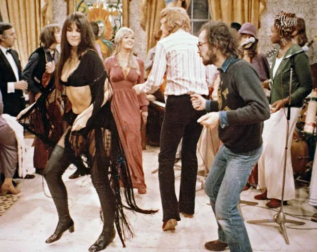 Amazing Candid Photographs Capture Teenagers Dancing at the High School Dance From the 1960s and '70s _ USStories