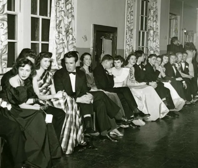35 Vintage Photos Show What Prom Styles Looked Like in the 1940s _ USStories
