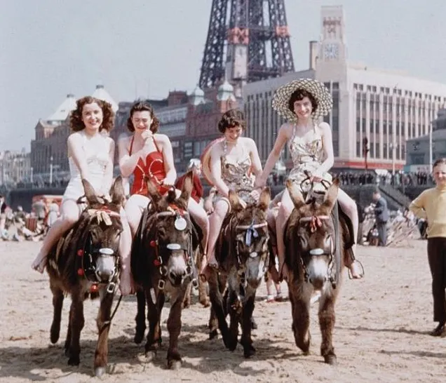 Nostalgic Vintage Color Photos of Holidaymakers at Blackpool Beach in 1954 _ Oldeng