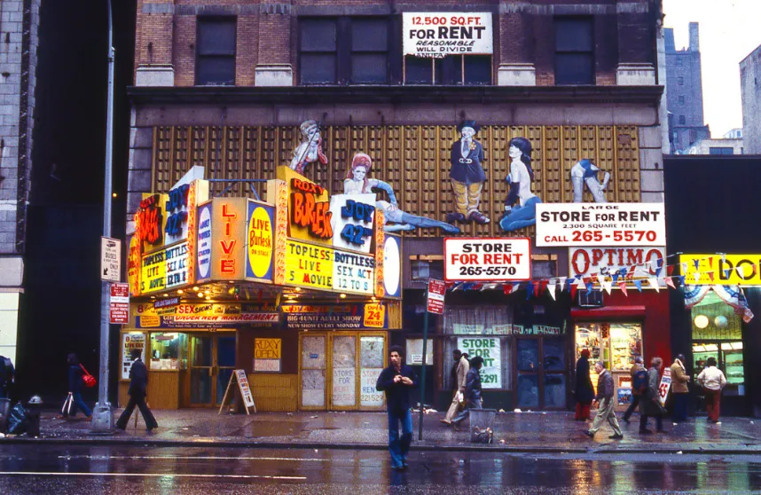 Photos of Times Square Before They Took All the Porn Away – NYC in the 1970s _ USStories