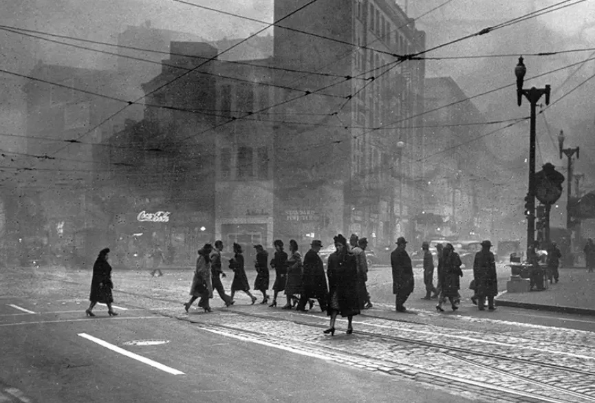 Vintage Photos of Bygone Pittsburgh and its Residents Choking under Clouds of Coal Smoke, 1940-1950 _ USStories Vintage Photos of Bygone Pittsburgh and its Residents Choking under Clouds of Coal Smoke, 1940-1950 _ USStories
