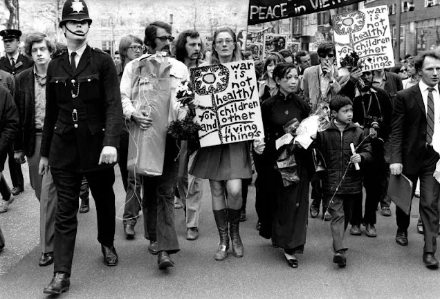 25 Fascinating Black and White Photos Capture Daily Life in London in 1964