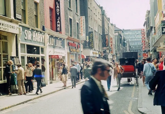 28 Amazing Photographs That Capture Street Scenes of Carnaby Street From Between the Late 1960s and Early 1970s