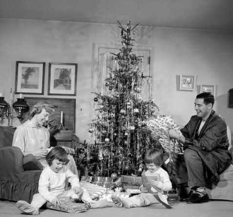 21 Vintage Christmas Photos From the 1940s and 1950s That Will Make You Feel Warm and Nostalgic _ Nostalgic US Treasures