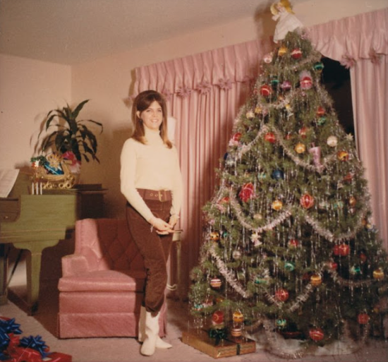 Big Hair & Christmas Tree: The Favorite Christmas Style of Women in the 1960s _ Nostalgic US Treasures