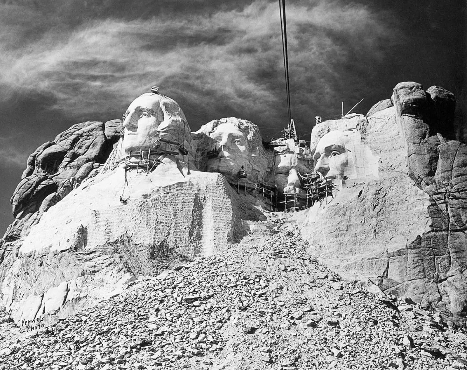 Rare photographs document the carving the iconic Mount Rushmore (1927-1941) _ Nostalgic US Treasures